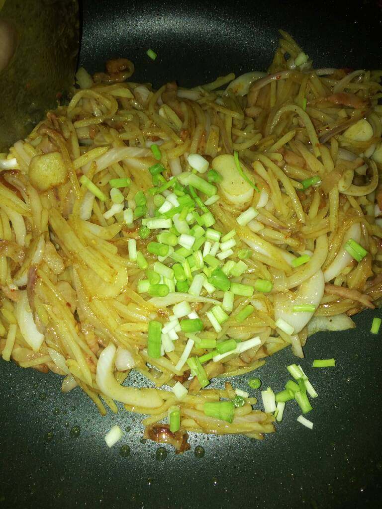 培根炒土豆丝,在放入小葱翻炒。即可出锅。