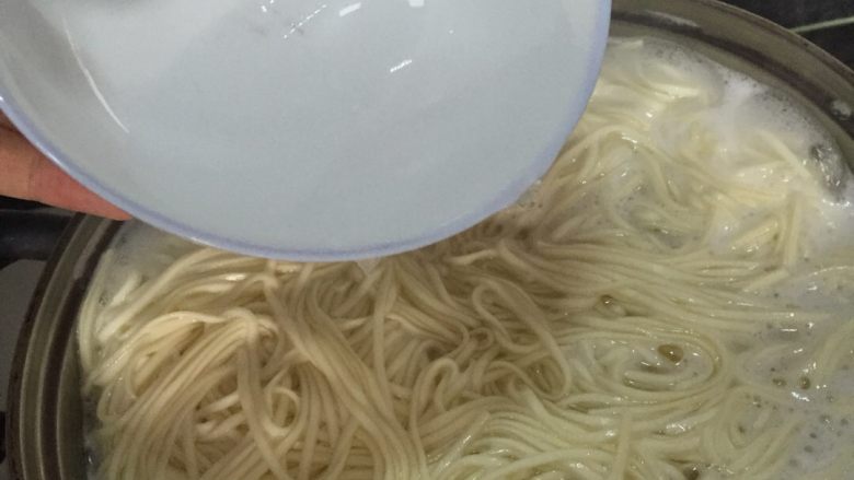 过水面(夏天必备),开锅就加点冷水防止铺锅(3-5次左右)具体根据自己喜欢吃的软硬程度决定