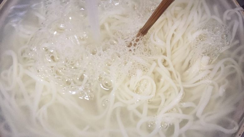 过水面（夏天必备）,煮好面条后整锅端起用凉水冲至面条和水都变冷