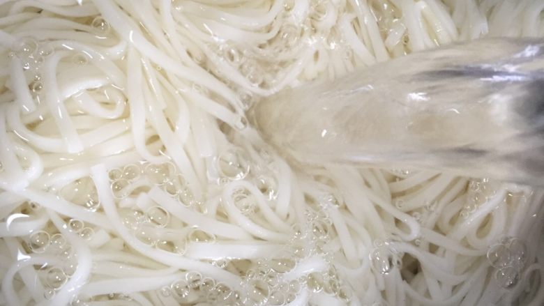 过水面(夏天必备),最后加入纯净水淹没面条即可(放置到吃的时候)