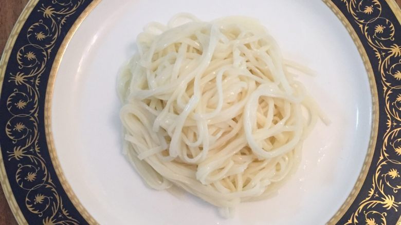 过水面(夏天必备),用盘子装更方便搅拌