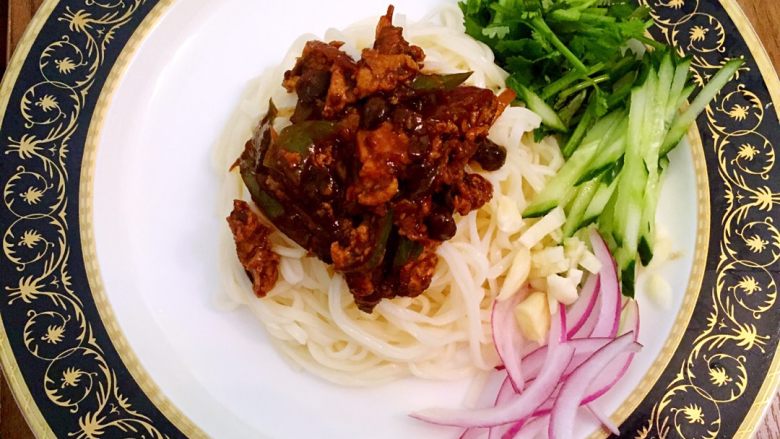 过水面(夏天必备),如图配上酱料和蔬菜即可
