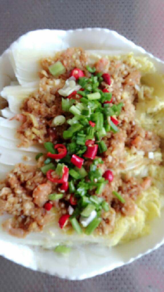 海米娃娃菜,娃娃菜蒸熟后淋上蒸鱼豉油,上面撒上葱花、小米辣淋上热油即可