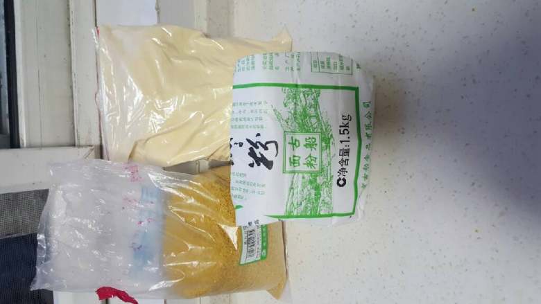 玉米面杂粮蒸菜,准备细棒子面,越细越好,小米提前泡一下,白面。