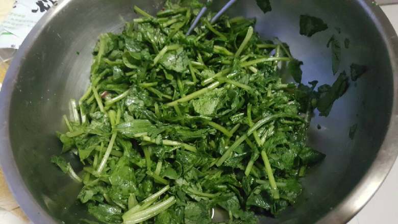 玉米面杂粮蒸菜,加盐,杀出汤不用倒。