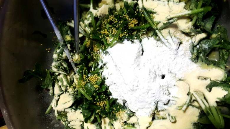 玉米面杂粮蒸菜,加盐,杀出汤不用倒,直接放玉米面,小米,白面,搅拌均匀,最后放一个生鸡蛋搅拌均匀。