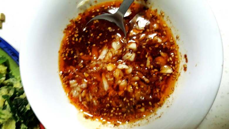 玉米面杂粮蒸菜,先调蘸料,一头蒜,用蒜捣子砸成烂蒜,加生抽,醋,辣椒油,香油,芝麻调成蘸料待用。
