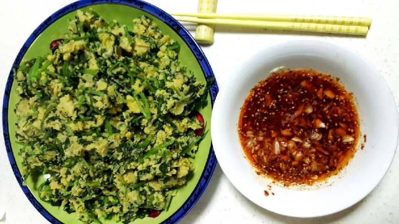 玉米面杂粮蒸菜,出锅装盘,凉热都行,蘸蒜泥醋汁,味道好极了。