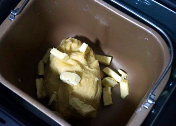 蔓越梅手撕面包,放入室温软化的黄油,再次按和面团发酵模式,再揉一次面。