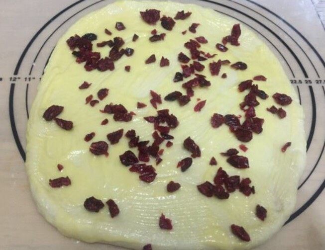 蔓越梅手撕面包,将炼乳黄油液刷在面饼上,撒上切碎的<a style='color:red;display:inline-block;' href='/shicai/ 2140'>蔓越梅</a>。