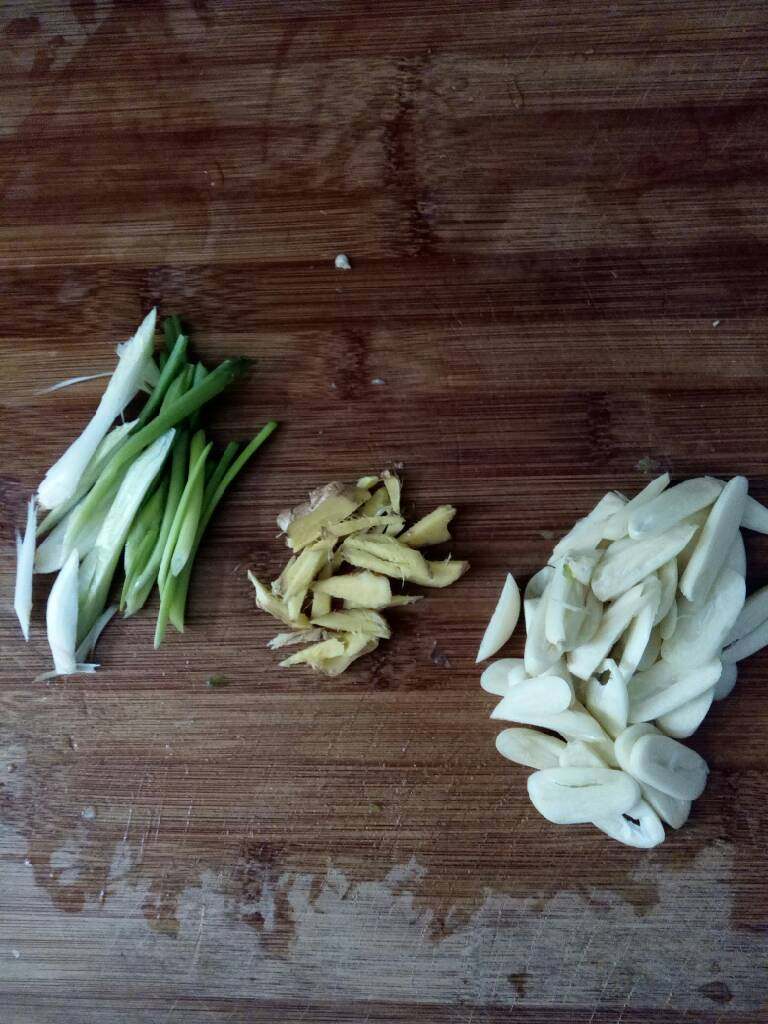 炝香苋菜,葱姜蒜切成丝