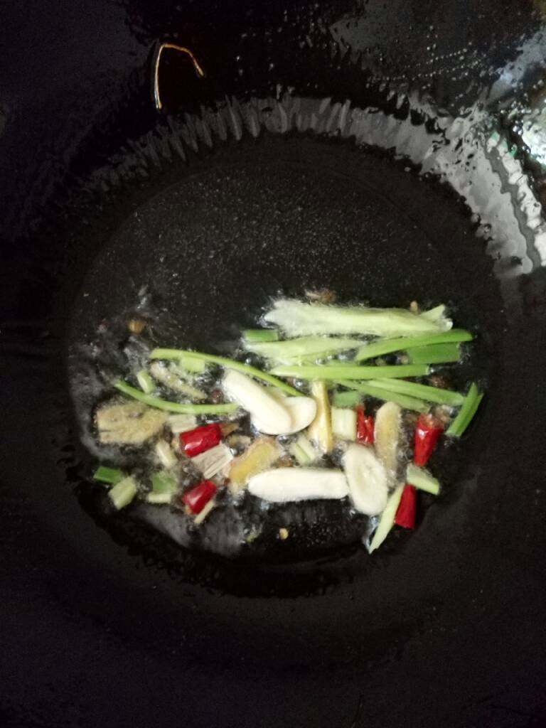 炝香苋菜,热锅倒油，放入花椒，干辣椒，葱姜蒜适量，煸香