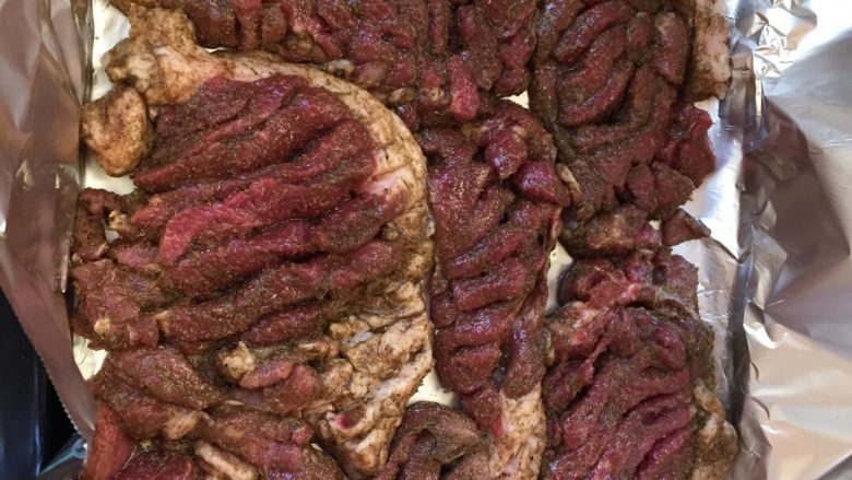 烤羊腿肉,羊肉切片大约0.8公分厚,正反哗斜刀,撒孜然盐腌制半小时,孜然要多多的放,盐少许(可以调点酱油自选)