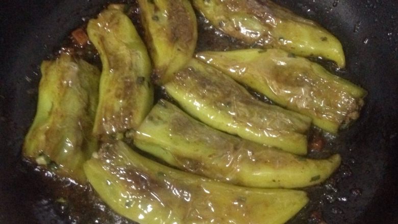 辣椒酿,为避免辣椒酿口感太干油,最后往锅里加入半碗水,盐加少许,大火将汁收干,再加少许酱油,就可以香喷喷出锅啦😋