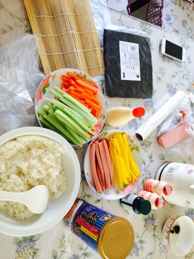 紫菜包饭,将<a style='color:red;display:inline-block;' href='/shicai/ 54'>黄瓜</a>，或萝卜，<a style='color:red;display:inline-block;' href='/shicai/ 438'>火腿</a>肠切细细条状。将萝卜绰水，然后把刚煮好的<a style='color:red;display:inline-block;' href='/shicai/ 507'>米饭</a>盛出，放几滴<a style='color:red;display:inline-block;' href='/shicai/ 5506'>麻油</a>，少量盐