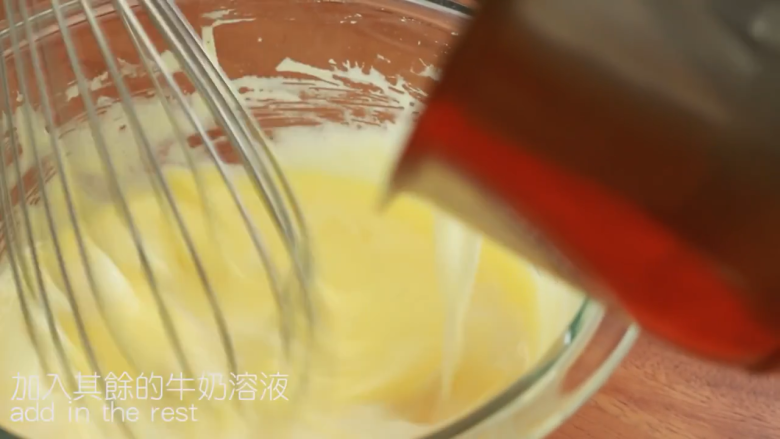 舒芙蕾,接着快速搅拌混合,加入其余的牛奶溶液,搅拌