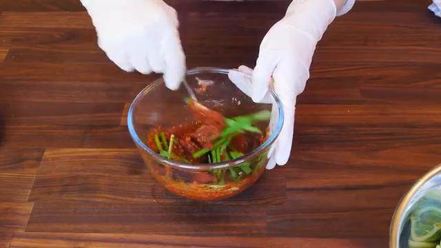 韩式辣白菜,把韭菜和辣椒糯米糊搅拌