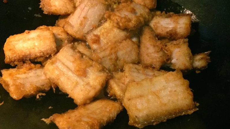 家常红烧带鱼,锅中重新加入油,油热下入葱姜,花椒,八角加入带鱼段,淋入料酒,生抽,老抽,醋,<a style='color:red;display:inline-block;' href='/shicai/ 10588'>糖</a>,轻轻翻炒片刻