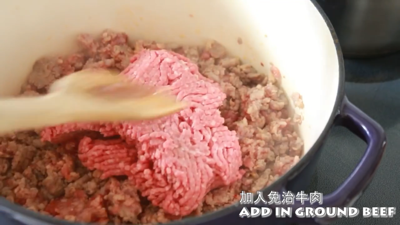 千层面,加入<a style='color:red;display:inline-block;' href='/shicai/ 40319'>碎牛肉</a>,拌匀