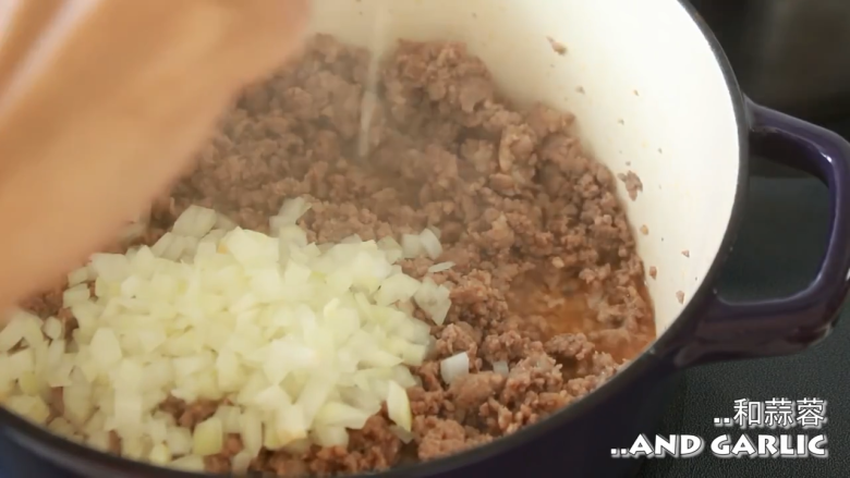 千层面,牛肉煮熟时,加入洋葱和蒜蓉