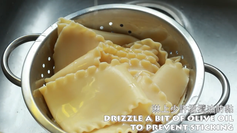 千层面,盛出沥干水后,淋上少许橄榄油防黏