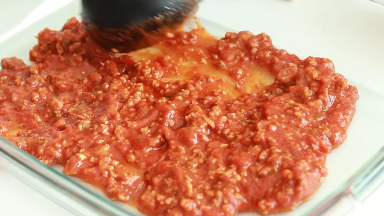 千层面,烤箱预热190度,烤盘铺上少许肉酱