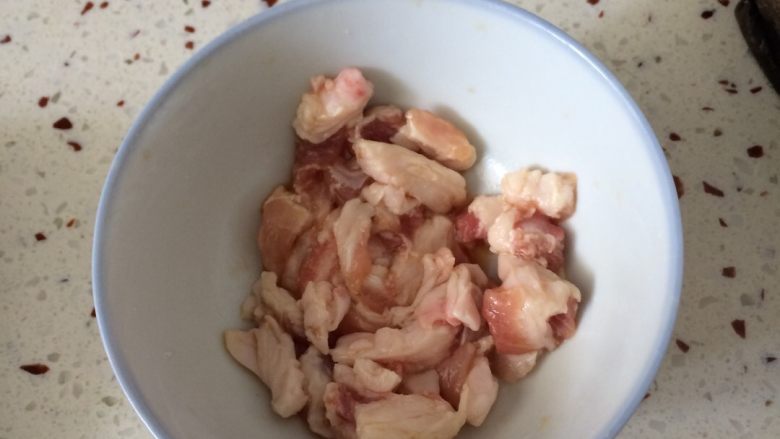 炒西兰花,<a style='color:red;display:inline-block;' href='/shicai/ 414'>猪肉</a>用盐、干粉、<a style='color:red;display:inline-block;' href='/shicai/ 788'>生抽</a>腌制一下