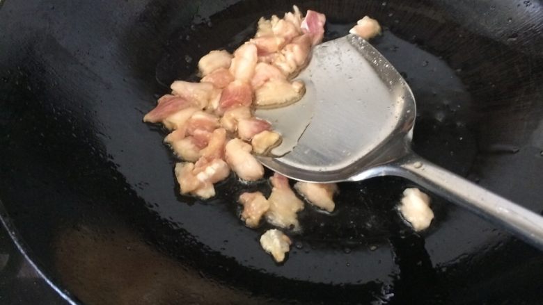 炒西兰花,把腌制好的猪肉倒进锅里炒一下盛出来