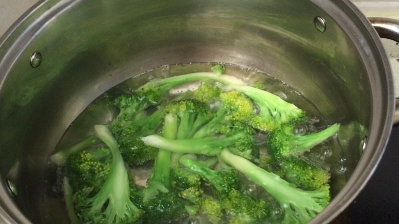炒西兰花,西兰花煮熟捞出沥干水