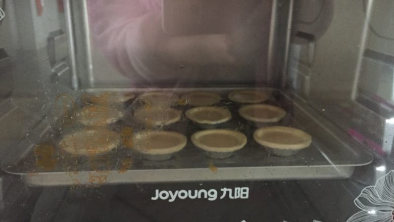 蛋挞,将蛋挞液倒入蛋挞皮中,八分满就可以啦,烤箱180度预热十分钟,然后180度烤20分钟,时间和温度根据自己的烤箱可以调节!