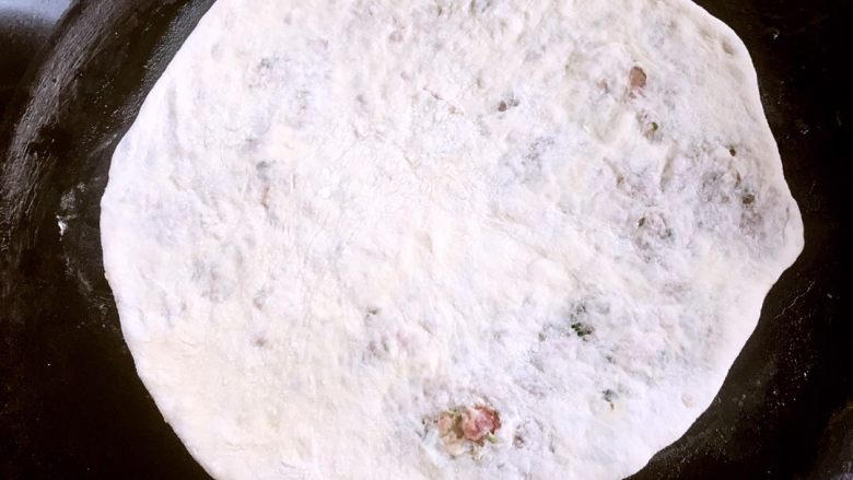 梅干菜猪肉麦饼,醒好的陷饼用擀面杖擀成薄饼,平底锅刷油,将薄饼摊在锅上,撒几滴水盖锅盖小火焖一两分钟。