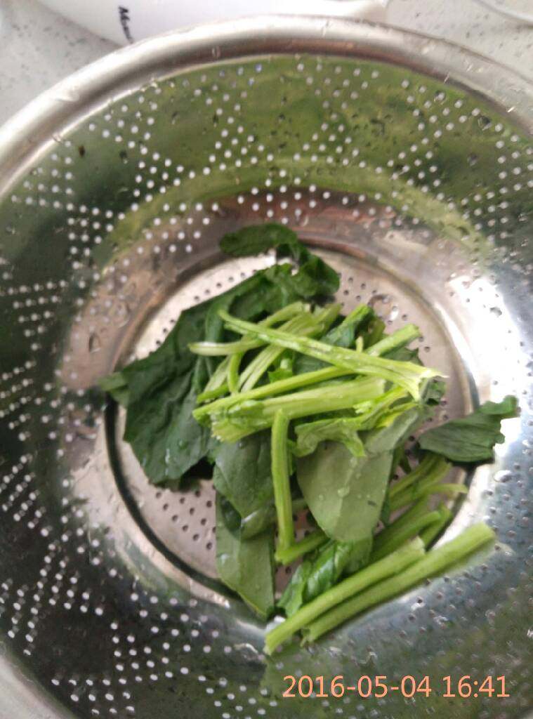 刘记:翡翠槐花馅饺子,红根菠菜洗干净