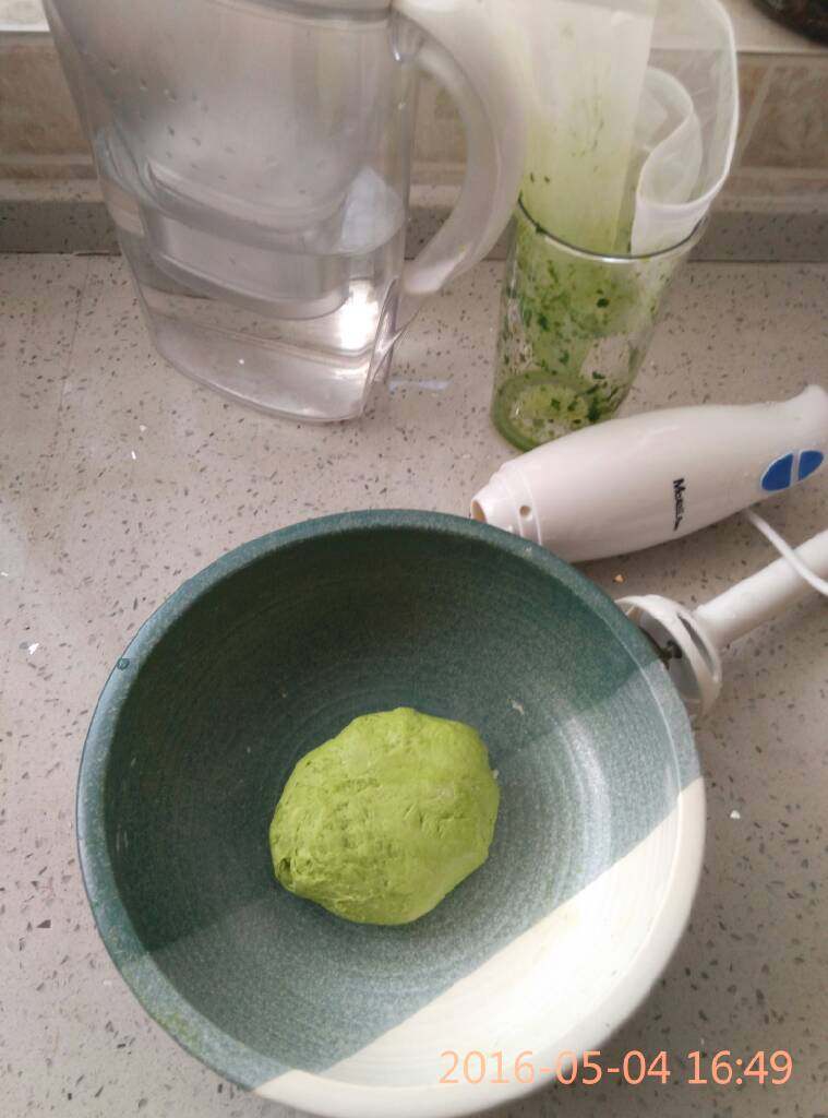 刘记:翡翠槐花馅饺子,添加面粉里,揉好,发在盆里醒好