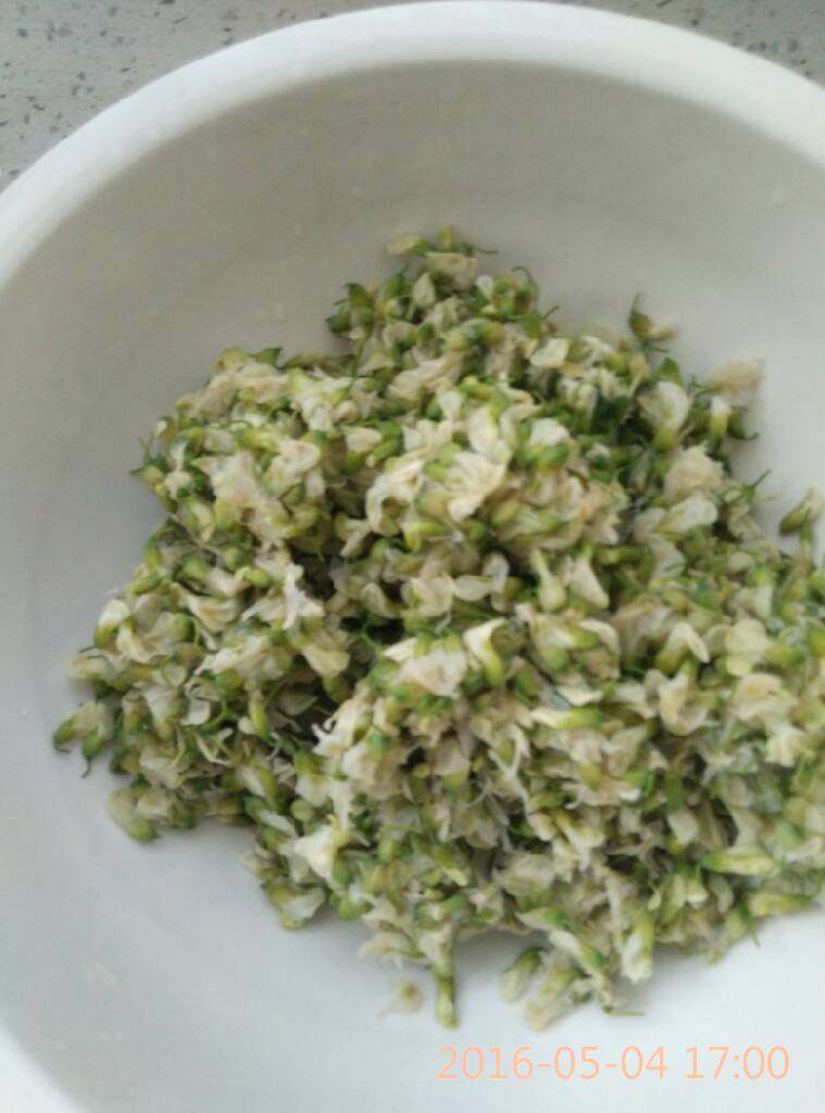 刘记:翡翠槐花馅饺子,槐花用开水烫好,在用凉水洗干净,漓干水分