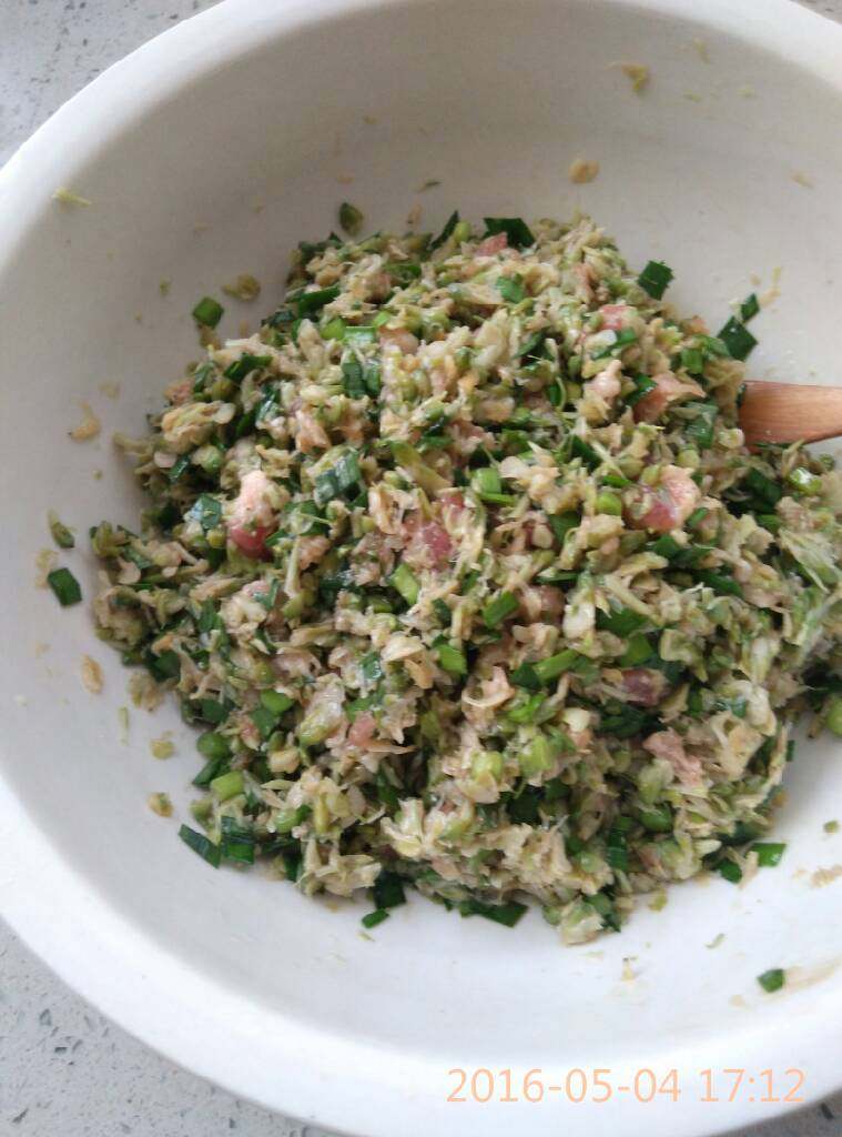刘记:翡翠槐花馅饺子,把准备好的材料放在一起搅拌均匀,等待包