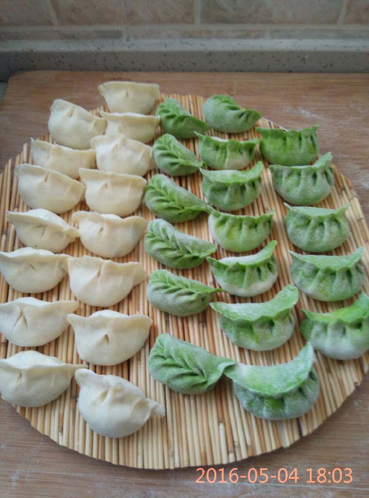 刘记:翡翠槐花馅饺子,包好的两种饺子,一种是白白胖胖的饺子,一种是翡翠饺子