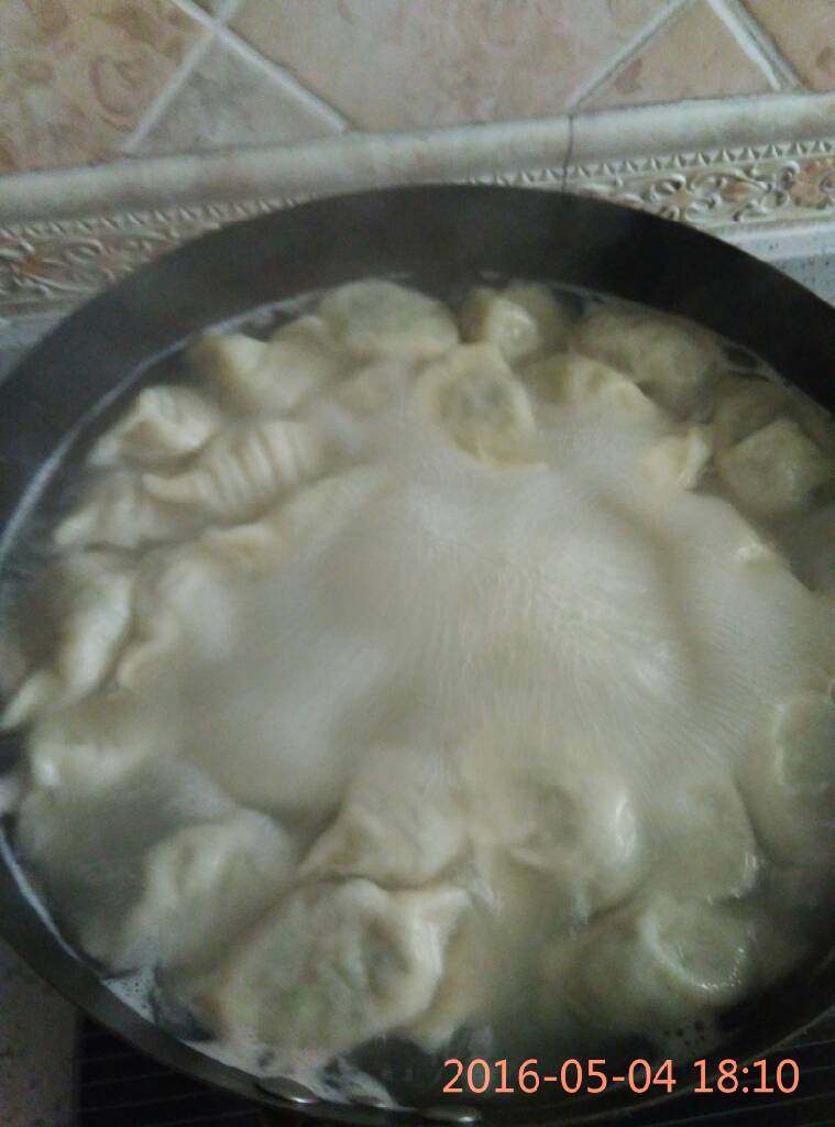 刘记:翡翠槐花馅饺子,把饺子用开水煮三个开即可
