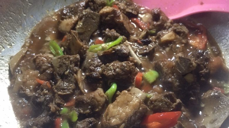 秘制彩椒红烧排骨,放入点油加青红椒丝小火炒,对点醋在倒入烧好的排骨翻一下。