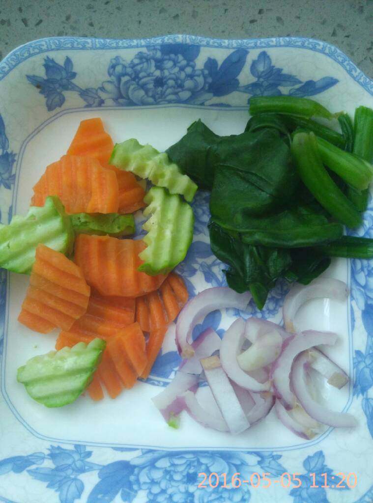#刘记:三鲜汤饺子#,菠菜,胡萝卜,黄瓜片,用开水烫一下,待用