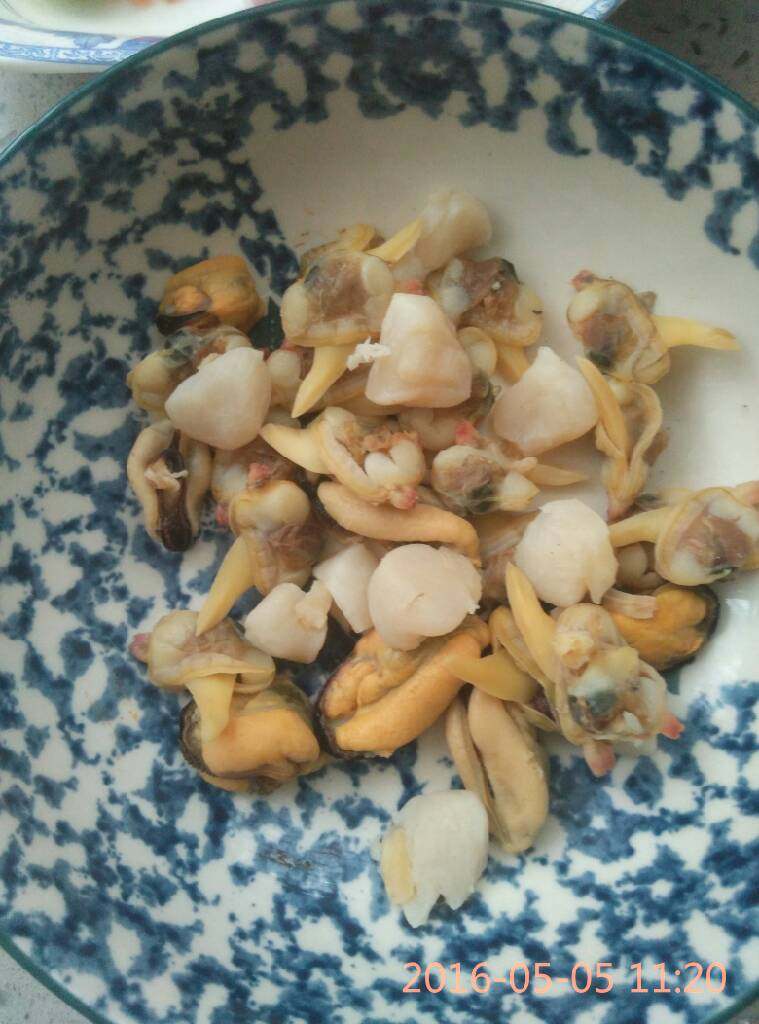 #刘记:三鲜汤饺子#,鲜贝肉,海虹肉,花蛤,用开水烫好待用,