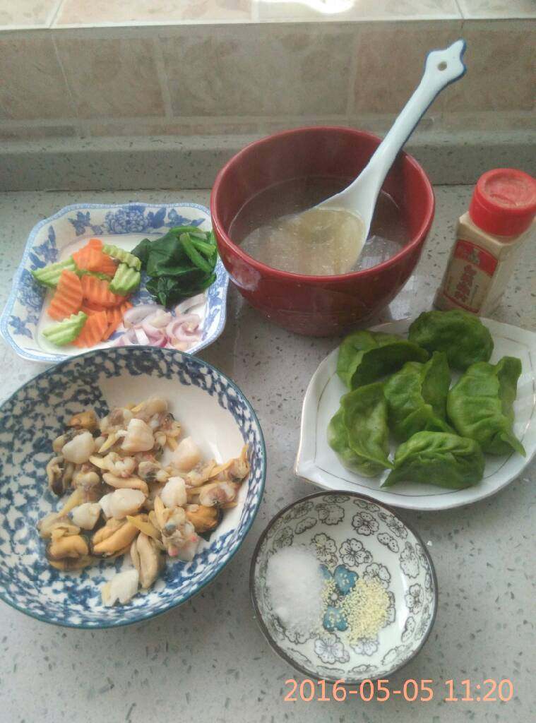 #刘记:三鲜汤饺子#,在张所有的材料放好待用