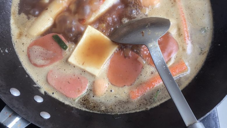 懒人面,倒入一碗水  多倒点 放入鱼豆腐鱼丸冻豆腐等各种自己爱吃的大火煮   差不多快熟了时下入<a style='color:red;display:inline-block;' href='/shicai/ 526'>面条</a>