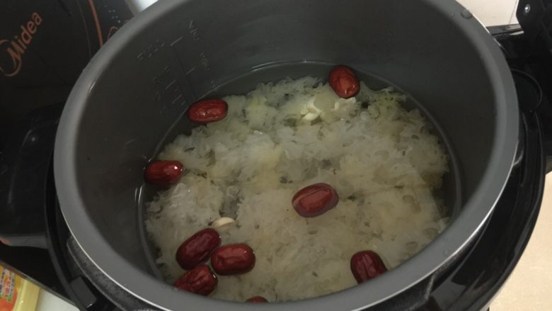 红枣雪耳莲子糖水,把所有材料放進壓力煲里,加水,水量各人喜歡。我就放半煲水