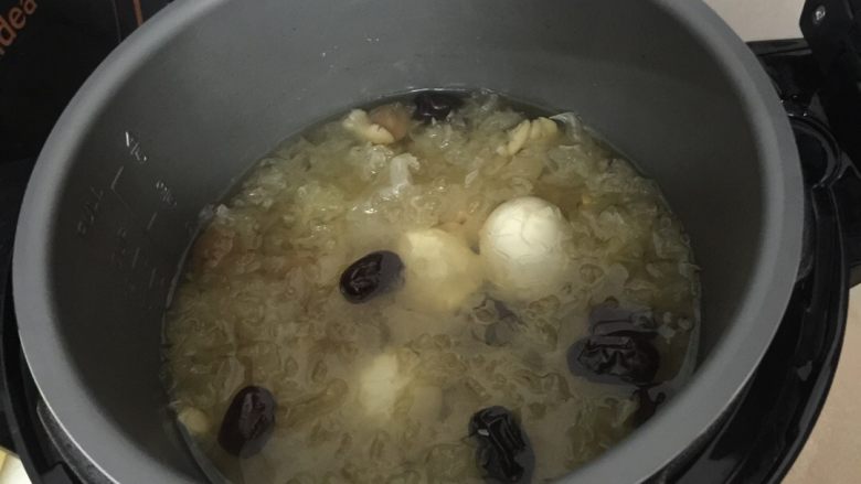 红枣雪耳莲子糖水,25分鐘後,想吃點雞蛋,就放了幾個已經煮熟雞蛋。放<a style='color:red;display:inline-block;' href='/shicai/ 866'>冰糖</a>,再煮多10分鐘即可。