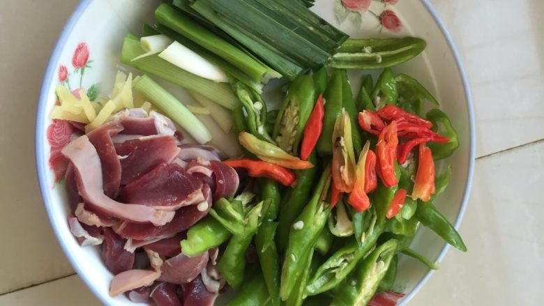 家常炒鸡胗,把材料弄好