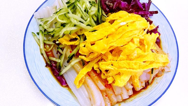 豌豆凉粉,上面在放上紫甘蓝,黄瓜丝和鸡蛋丝等,蔬菜可根据自己喜好放。