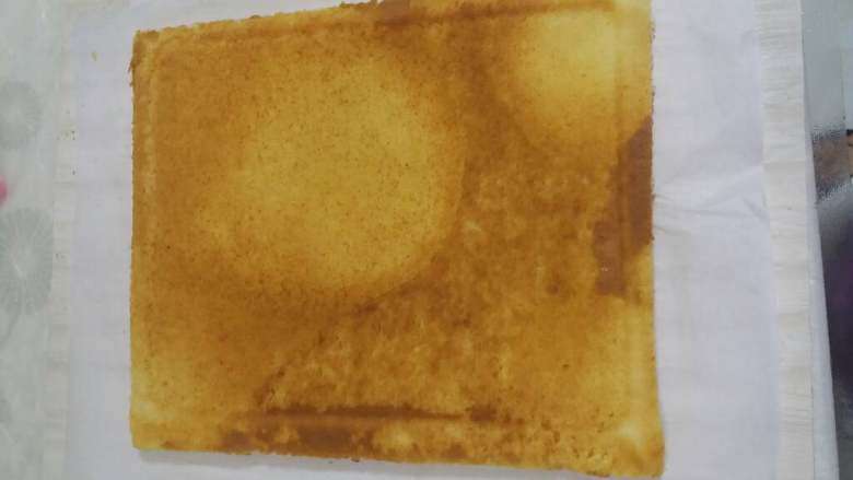 奶油草莓蛋糕卷,将晾至微温时,切去上下不整齐的两边