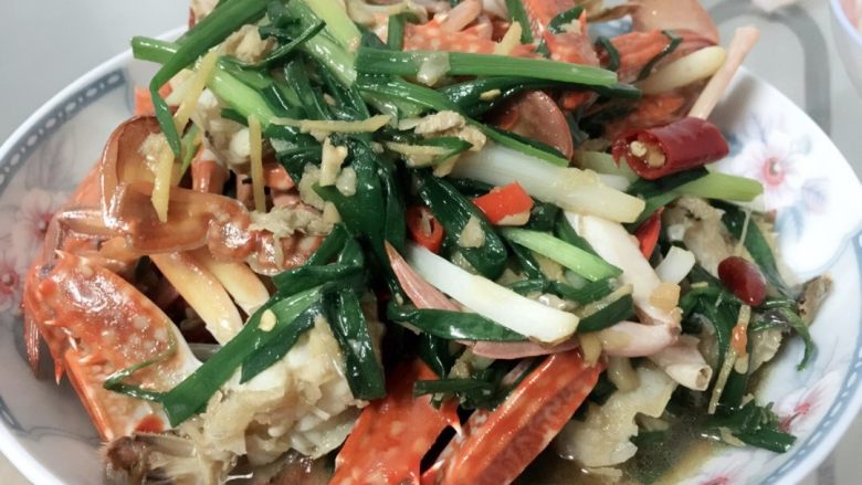炒螃蟹,油热锅加入之前备好的姜蒜和辣椒翻炒等香味出来倒入<a style='color:red;display:inline-block;' href='/shicai/ 307'>螃蟹</a>翻炒至两分钟加入盐和一点鸡精还有酱油熟了即可死锅