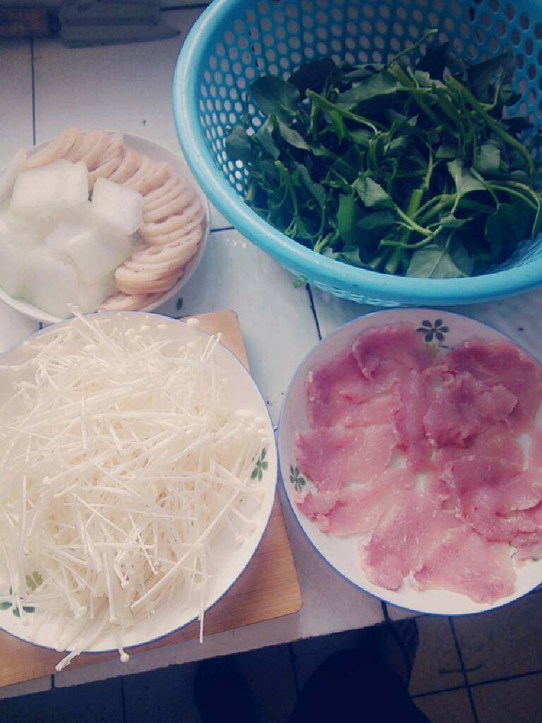 水煮肉片,<a style='color:red;display:inline-block;' href='/shicai/ 11224'>猪里脊</a>切成肉片，莲<a style='color:red;display:inline-block;' href='/shicai/ 2662'>藕</a>洗净切片，<a style='color:red;display:inline-block;' href='/shicai/ 56'>冬瓜</a>去皮洗净切片，<a style='color:red;display:inline-block;' href='/shicai/ 234'>金针菇</a>去头洗净，<a style='color:red;display:inline-block;' href='/shicai/ 118'>空心菜</a>洗净