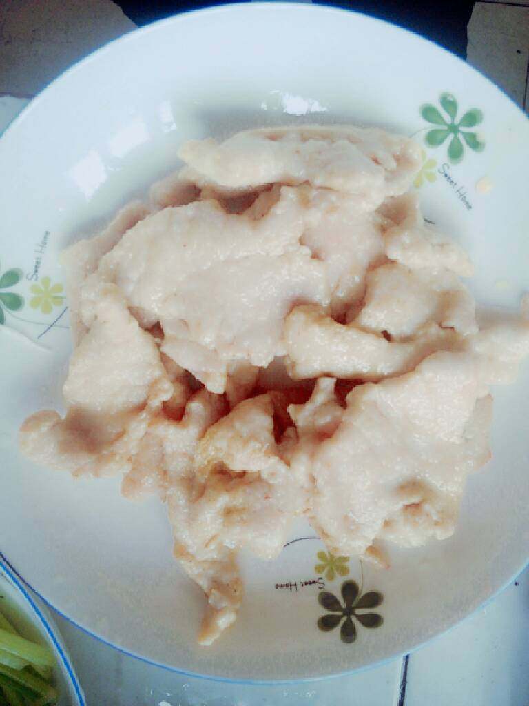 水煮肉片,将炸好的里脊肉片捞起备用